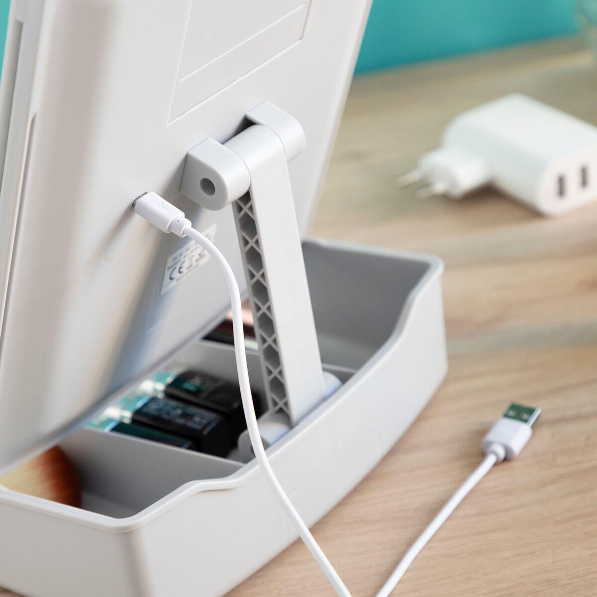 Espejo LED Plegable 3 en 1 con Organizador y Aumento x7 Panomir InnovaGoods - innovagizmo.com