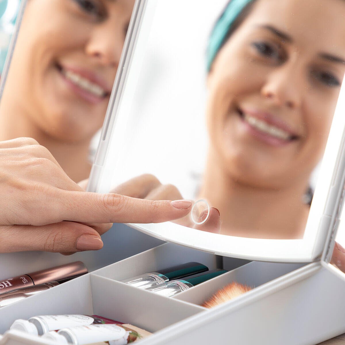 Espejo LED Plegable 3 en 1 con Organizador y Aumento x7 Panomir InnovaGoods - innovagizmo.com