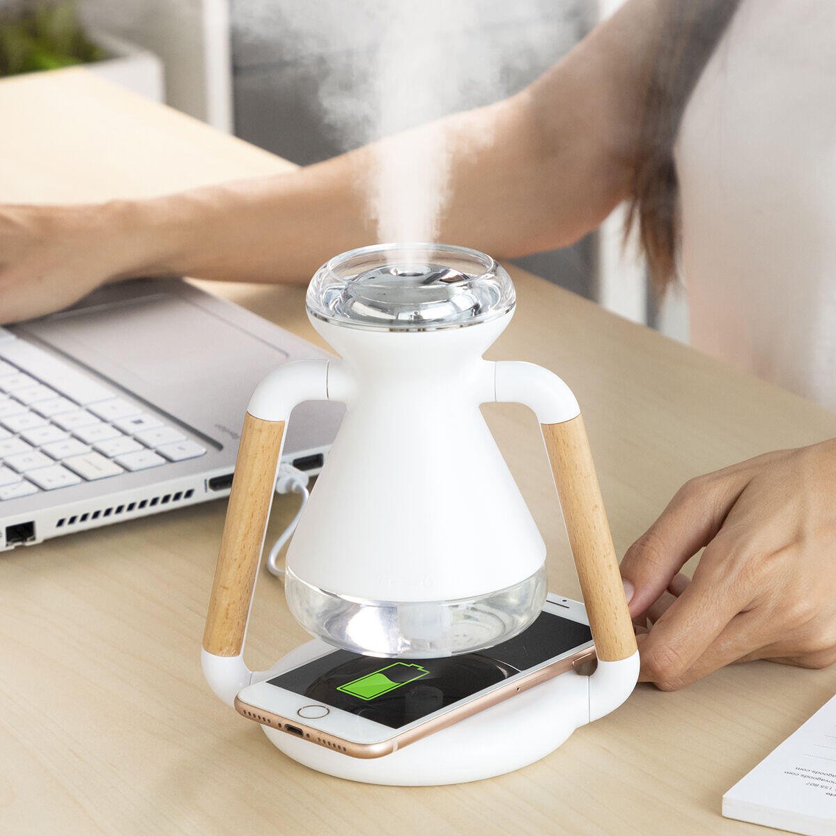 Humidificador Difusor de Aromas y Cargador Inalámbrico 3 en 1 Misvolt InnovaGoods - innovagizmo.com