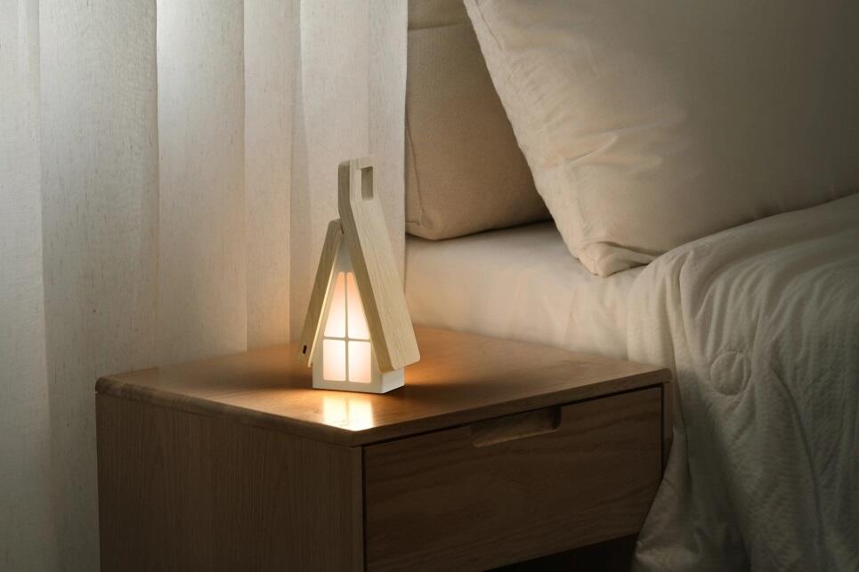 Lámpara de Mesa LED Recargable: Diseño Cabaña Portátil e Inalámbrico
