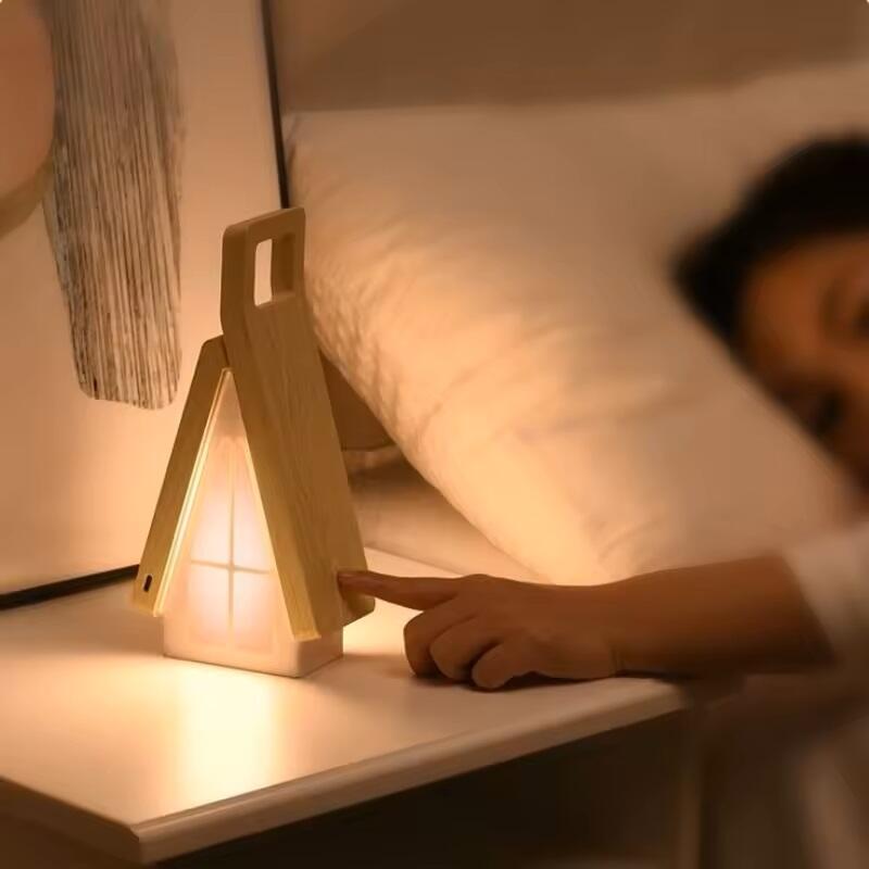 Lámpara de Mesa LED Recargable: Diseño Cabaña Portátil e Inalámbrico