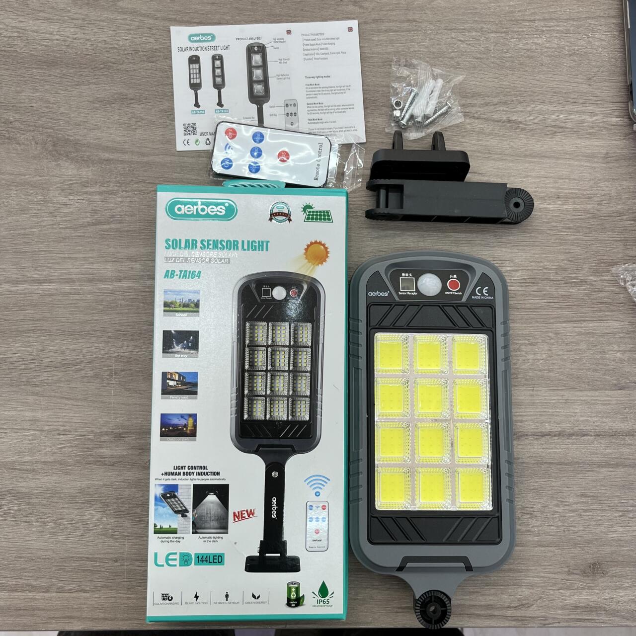 Lámpara Solar 144 LED con Sensor de Movimiento IP65 – Luz de Seguridad para Exterior