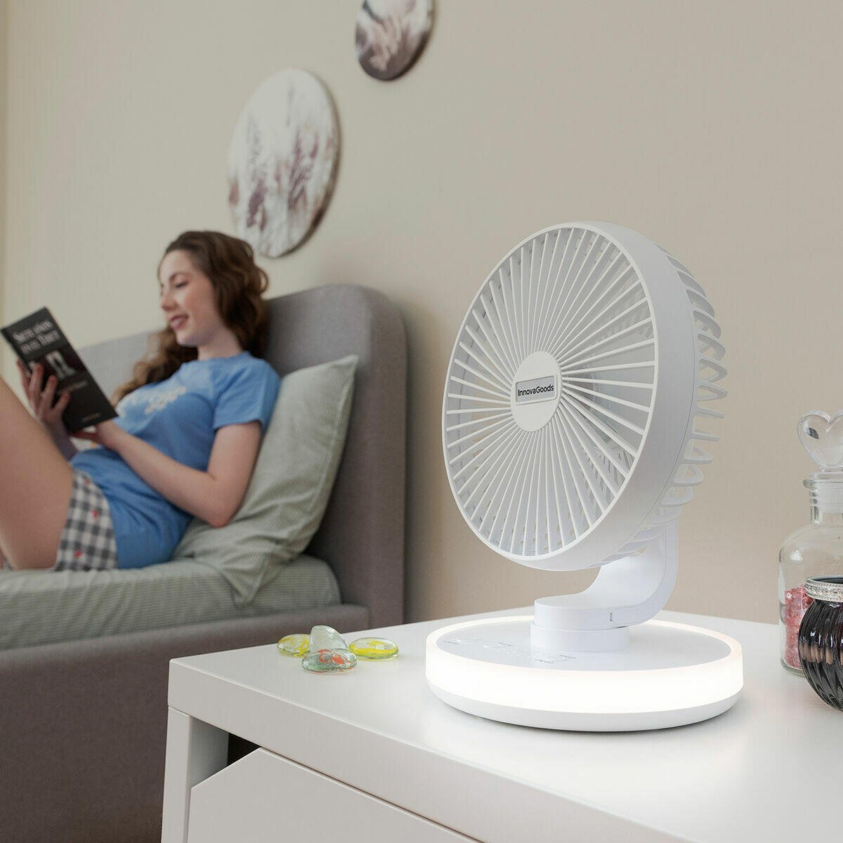 Ventilador de Escritorio Recargable con Luz LED – Silencioso, Portátil y Oscilante - innovagizmo.com